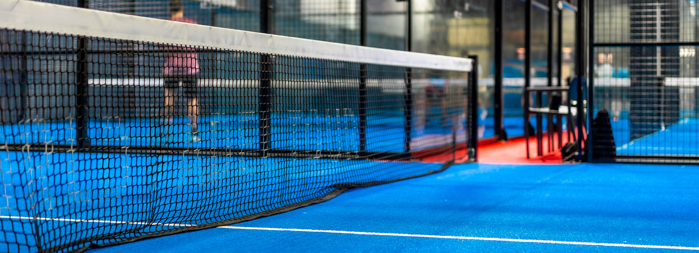 pistas-de-padel-techadas-vs-abiertas